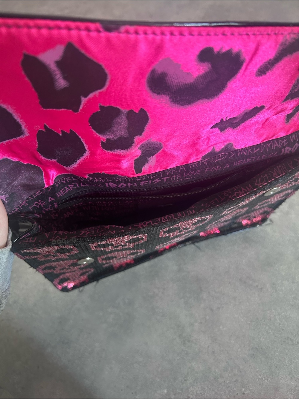 🖤 Iron Fist – Pochette/Wristlet Y2K Rare Rose & Noir 💀 - Picture 5 of 6